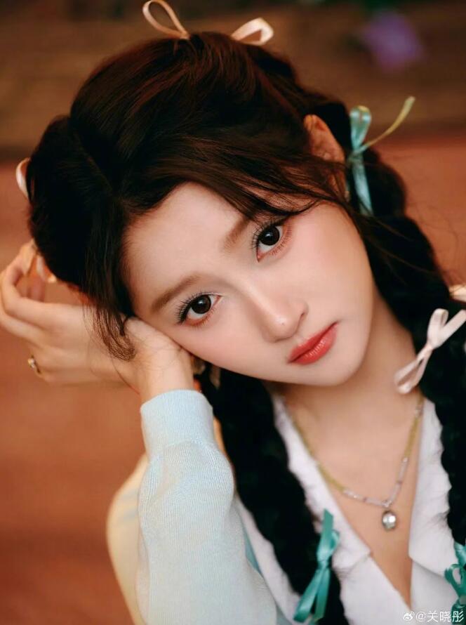 关晓彤晒薄荷曼波九宫格 双股麻花辫太亮眼